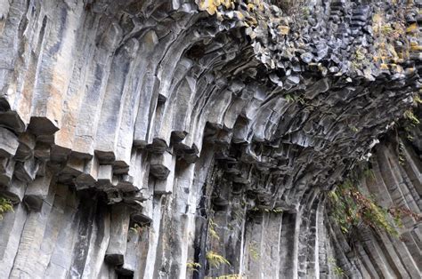 白虎洞|160万年前の歴史を刻む美しい柱状節理 